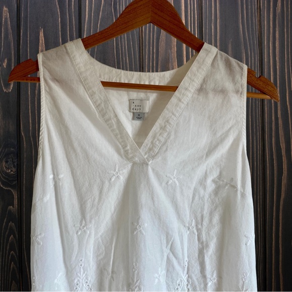 MIXED MEDIA SLEEVELESS EYELET TANK TOP BLOUSE - Picture 4 of 11